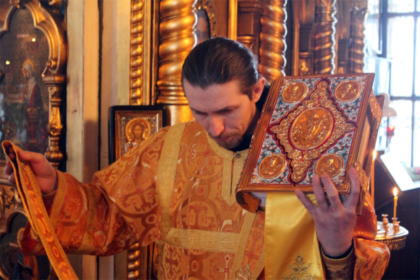 diakon_mit_evangeliar_kleiner_einzug_liturgie